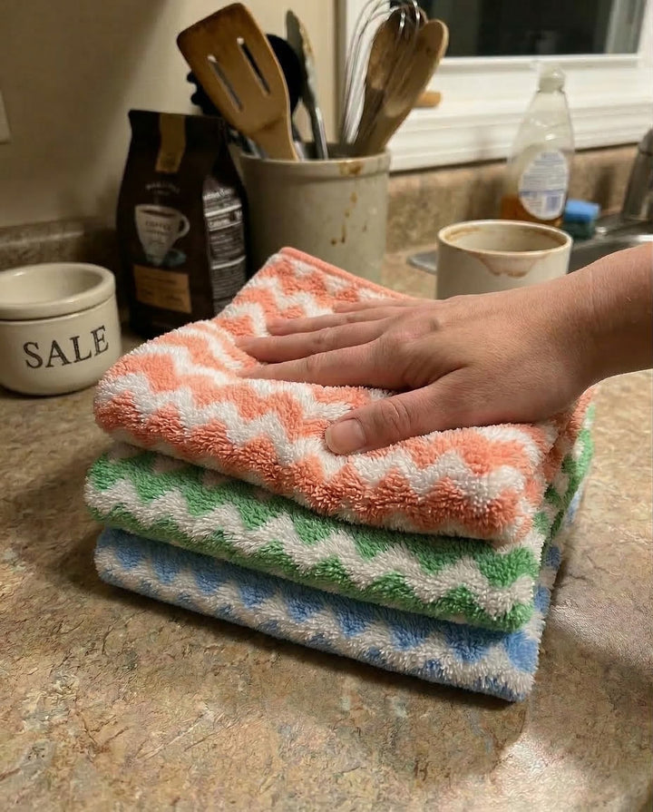 NOVO Izjemno mehka mikrovlakna<br> Popolno čiščenje s 50 % več mikrovlaken – ista cena!<br><br> Idealen za vse površine: steklo, jeklo, les, marmor...